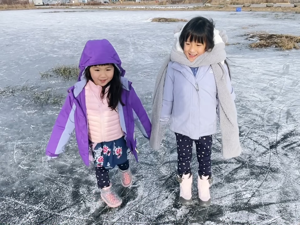 张嘉儿带两个女儿去「踩冰」。