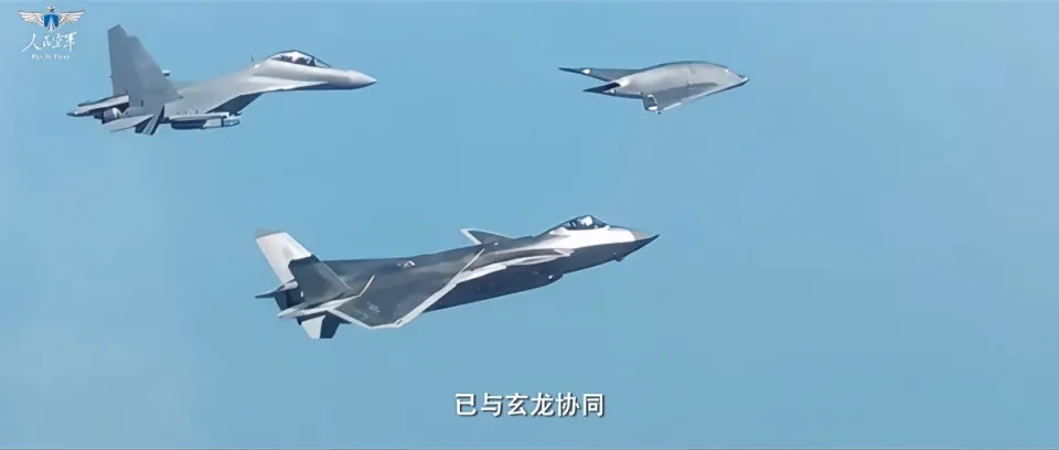 「玄龍08」與殲-20等2架戰機組成3機編隊，形成了協同作戰之勢。