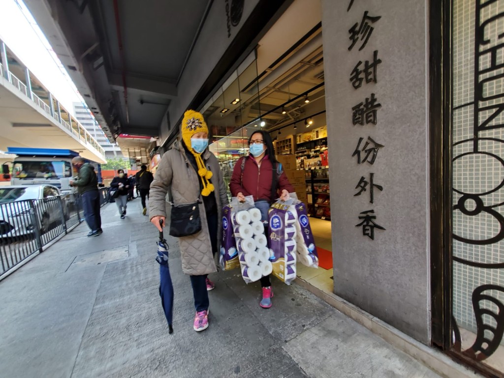 市民羅女士(黃帽)指,今早晨運完經過這間超市,入去看看,居然有貨,於是買兩條廁紙。