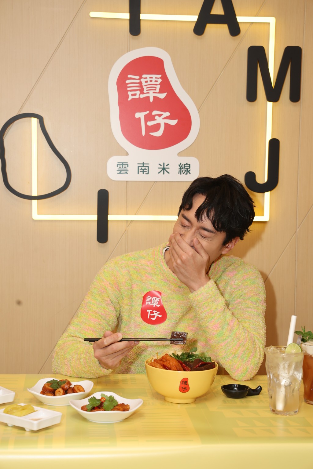 刘俊谦品尝期间限定「香辣猪红凤爪麻辣汤米线」及小食。