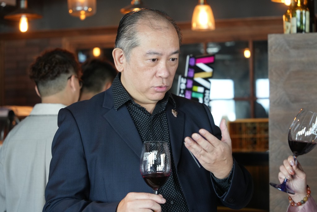 香港专业品酒师协会主席周国明表示，现时大部分中国葡萄酒以本地销售为主，而香港是国际城市，通过香港推广中国葡萄酒更具效益。吴艳玲摄