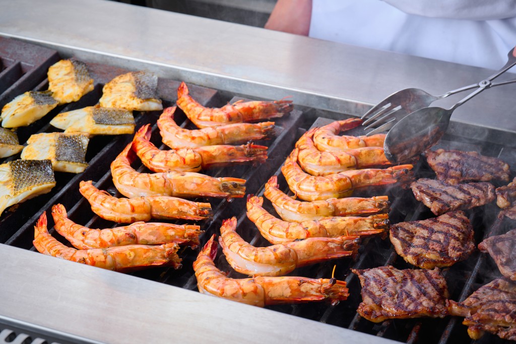 烤烧专区，由专人负责的烧烤专区，供应如大虾、肉扒及鲜鱼等，吃起来香喷喷。
