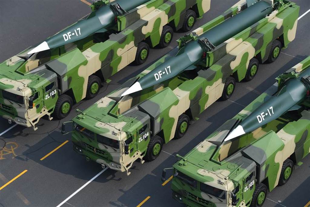 中國高超音速彈道導彈「東風-17」於2019年10月1日首度在北京天安門廣場的大閱兵中公開亮相。 新華社