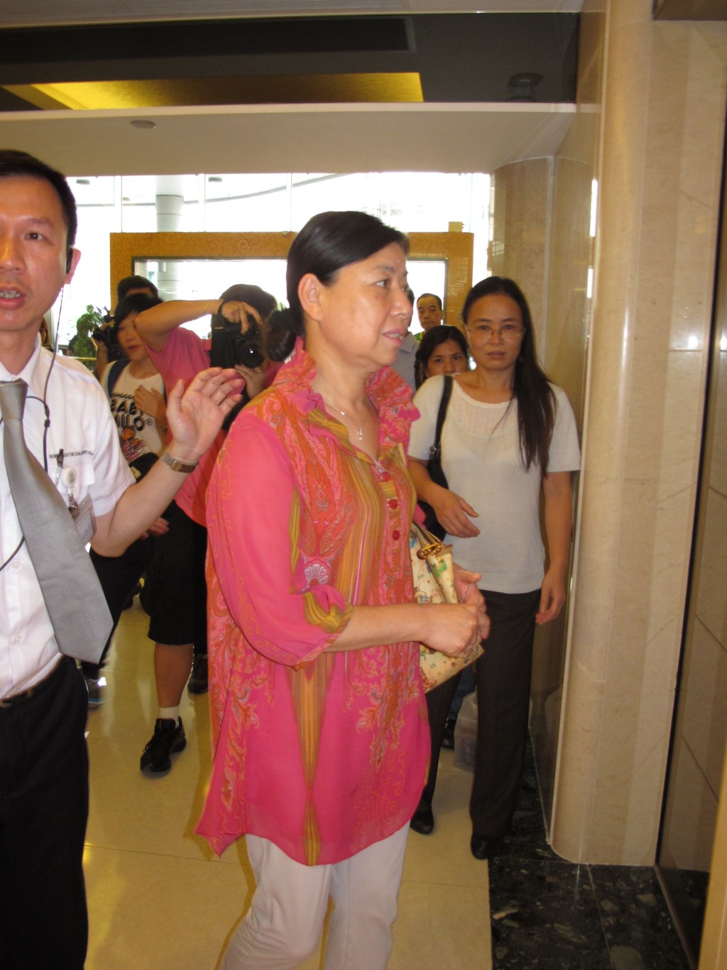 郭晶晶2013年生大仔，范玉梅到醫院探望時依然低調。