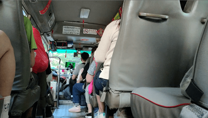觀塘小巴開車後,乘客不戴安全帶的情況相當普遍。 觀塘小巴開車後,乘客不戴安全帶的情況相當普遍。