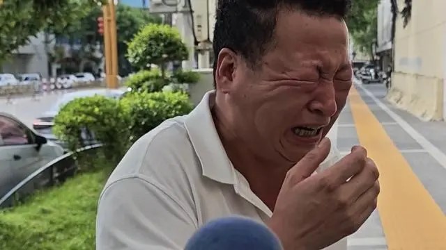 苗苗兄長在庭外痛哭，希望被告判處死刑。大象新聞