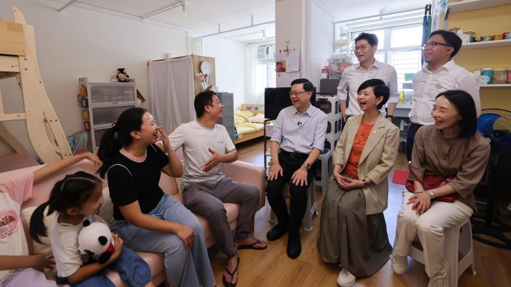 簡約公屋|李家超孖何永賢訪彩興路項目居民 住戶開心分享幸福新生活