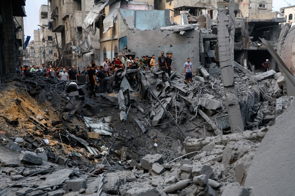 巴勒斯坦驻联合国大使曼苏尔则呼吁安理会聚焦结束以色列占领，图为遭以军空袭的加沙部份地区满目疮痍。路透社