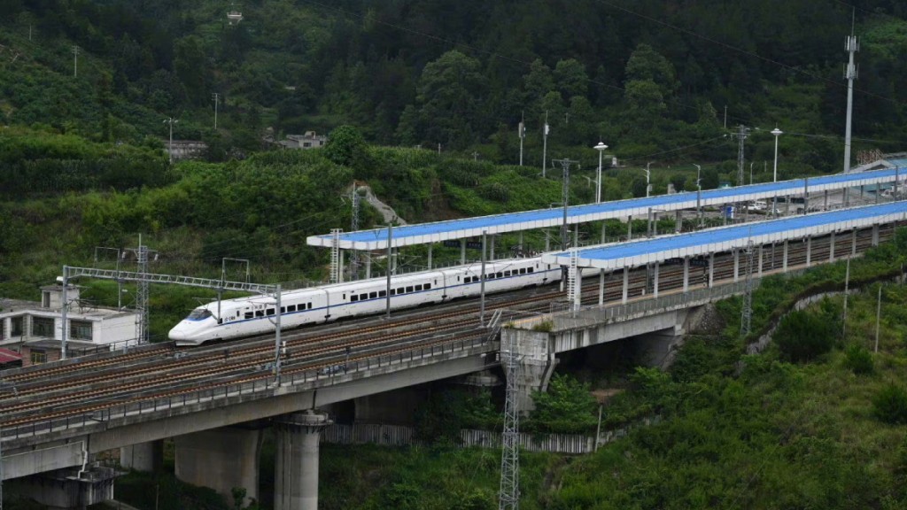 貴廣高鐵運行速度增速至時速300公里，成都往廣州7小時內可達。微博
