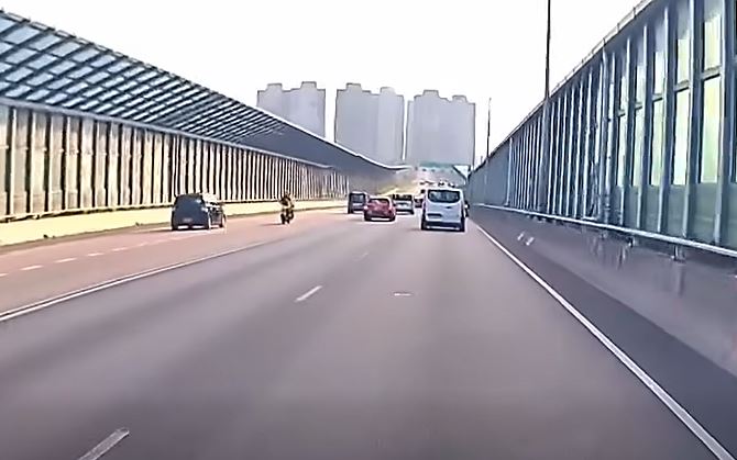 吐露港公路發生四車相撞意外。fb 車cam L（香港群組）  