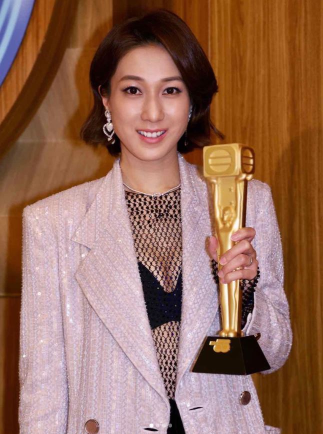 嘉欣回港出席了TVB的頒獎禮，並成為馬來西亞的「視后」。