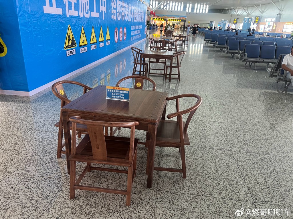 新疆喀什機場有免費桌椅供乘客玩啤牌泡茶獲讚。微博 新疆喀什機場有免費桌椅供乘客玩啤牌泡茶獲讚。微博