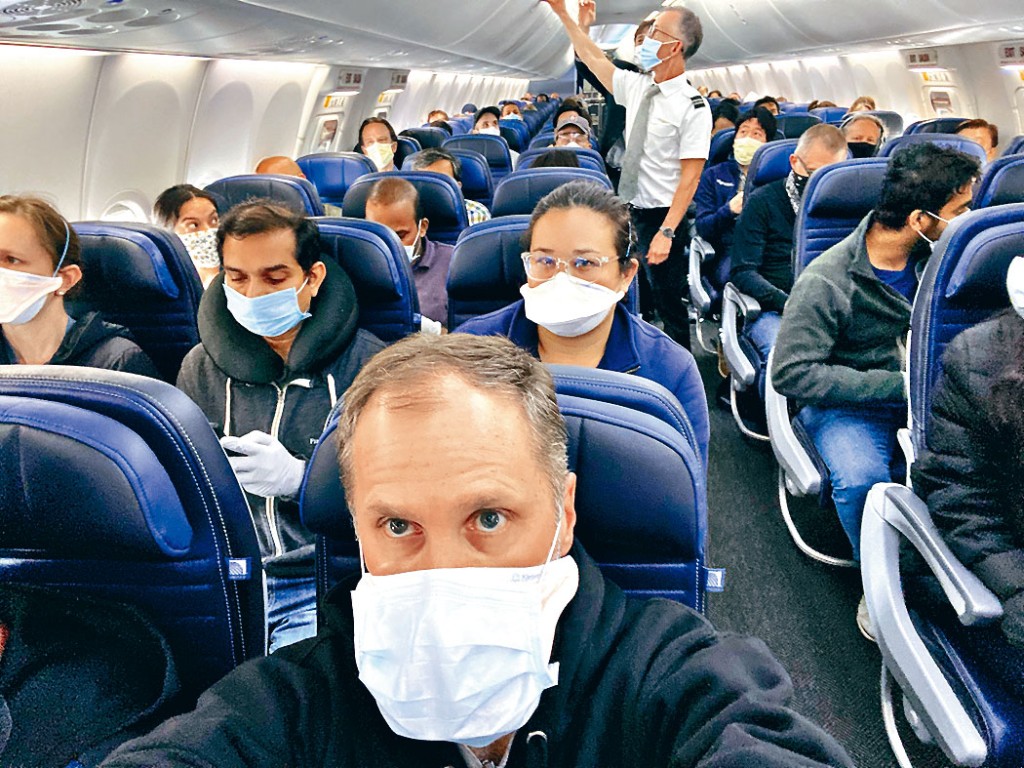 聯合航空客機塞滿乘客的照片,惹人擔心搭機安全度。