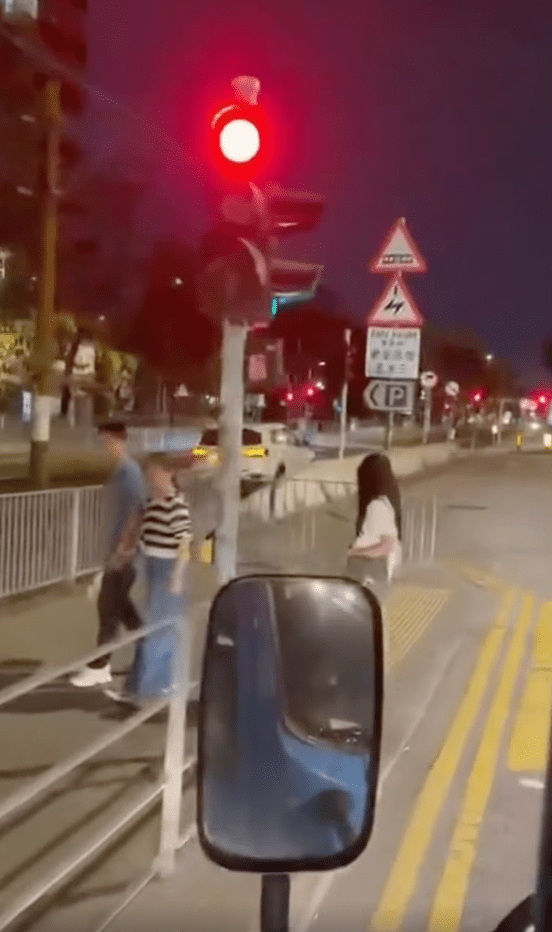 據拍片者稱,懷疑私家車因衝紅燈後慌亂誤入路軌。fb@屯門友 據拍片者稱,懷疑私家車因衝紅燈後慌亂誤入路軌。fb@屯門友