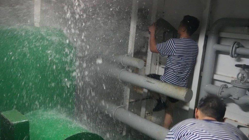 解放軍官兵加強艦艇救火及堵塞的訓練。東部戰區