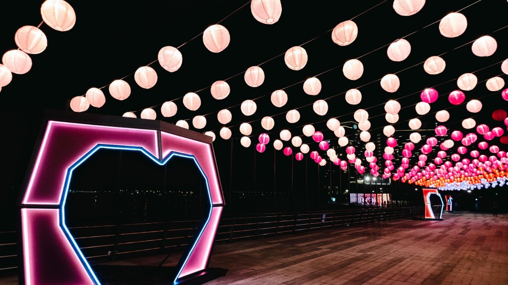 沿東涌東海濱長廊設置的心型霓虹拱門。 政府圖片