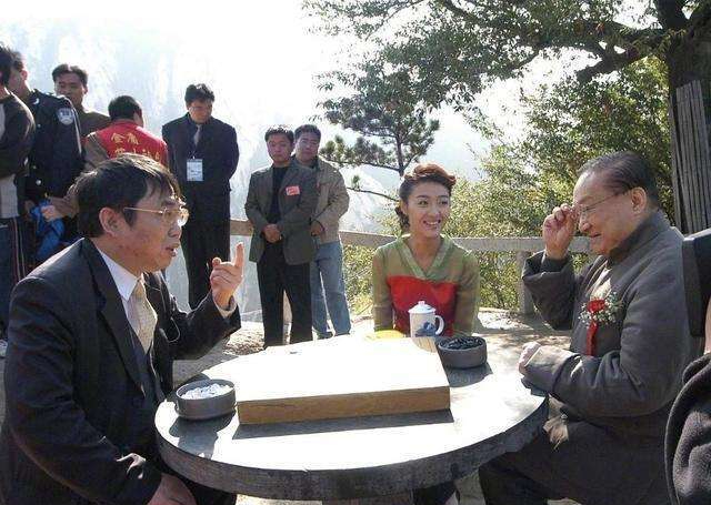 金庸晚年酷愛圍棋，1983年拜比自己小28歲的聶衛平為師。