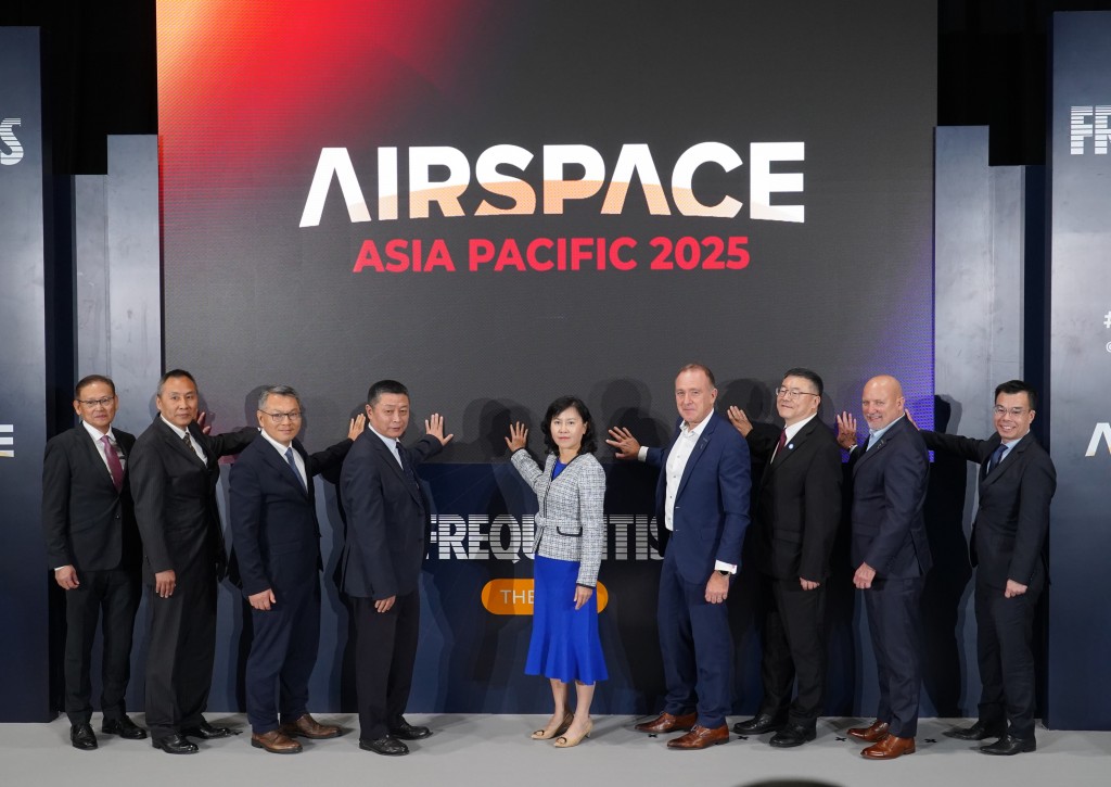 在開幕禮上,運輸及物流局局長陳美寶(中)及民用空中航行服務組織理事長Simon Hocquard(左四)等嘉賓均有出席活動。 在開幕禮上,運輸及物流局局長陳美寶(中)及民用空中航行服務組織理事長Simon Hocquard(左四)等嘉賓均有出席活動。