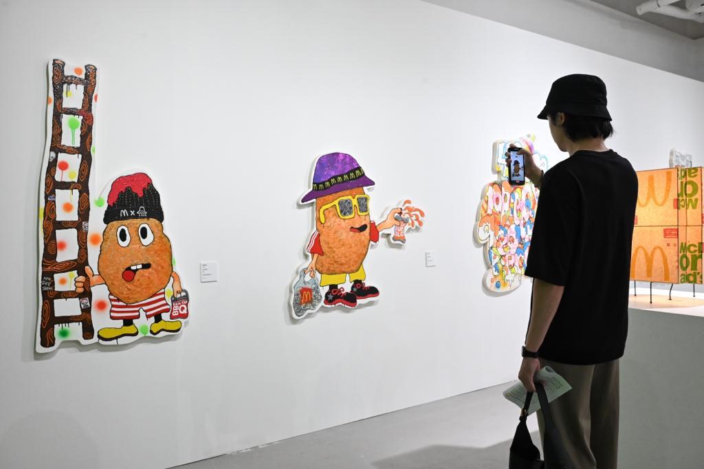 驻纽约的美国街头艺术家UFO907 UFO90，以其独特涂鸦风格打造麦乐鸡角色，并将麦乐鸡与日常场景结合，共有5幅大型画作展出。（图：褚乐琪摄）