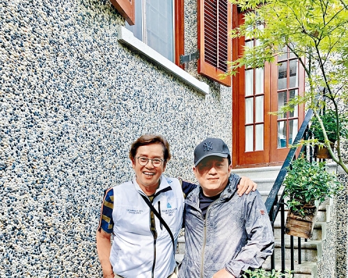 呂方在上海工作,獲譚校長到當地探班。