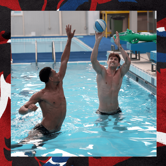 英格兰官方tweeter贴出史东斯跟队友玩水上蓝球的照片。网上图片