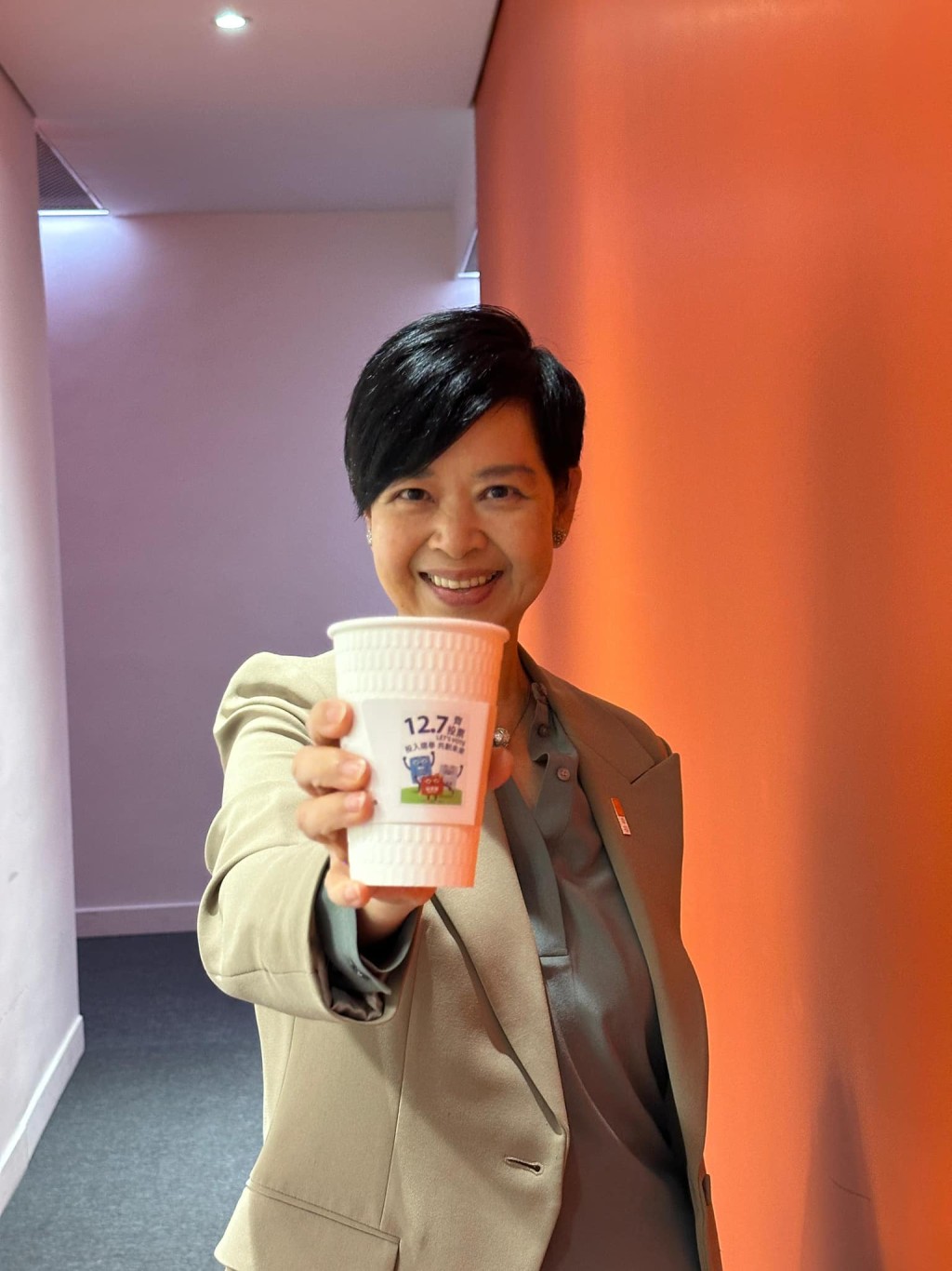 何永賢發現每一個咖啡杯杯套都貼上「票箱家族」的貼紙，牆上還拼有「12.7」的數字，呼籲大家12月7日齊投票。