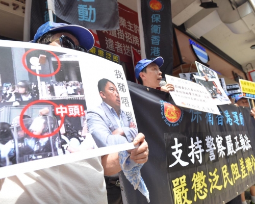 傳振中及成員帶同照片，反駁「手無寸鐵」論。