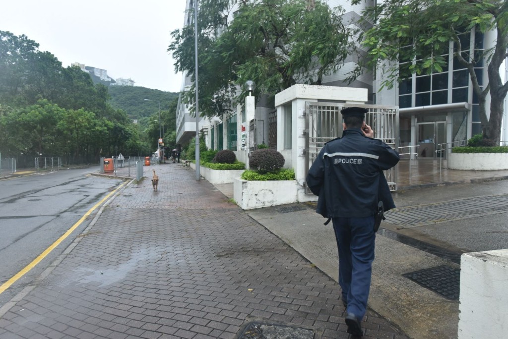 警方召喚愛護動物協會人員到場。