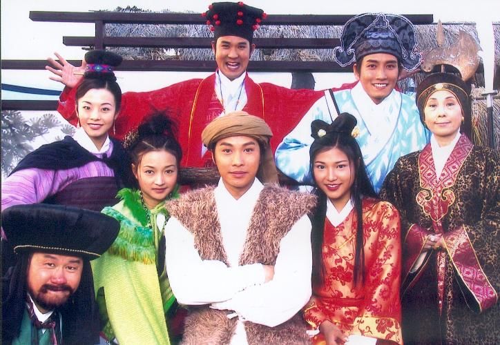 2003年跟譚耀文、李綺虹、袁文傑拍電影《花田囍事》。