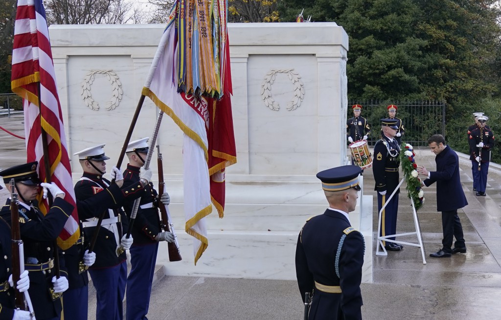 在弗吉尼亞州的阿靈頓國家公墓舉行的儀式上，法國總統馬克龍向無名烈士墓獻花。AP
