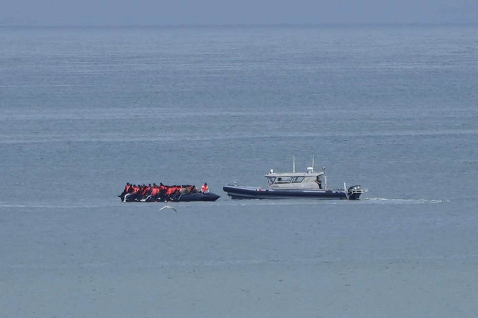 上個月，一艘載有移民的船隻在英倫海峽翻沉，造成 12 人死亡。美聯社