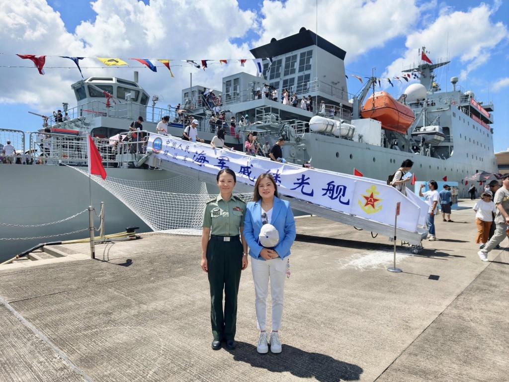 羅淑佩感謝中央對香港的厚愛，安排不同軍艦訪港讓市民近距離參觀。羅淑佩fb