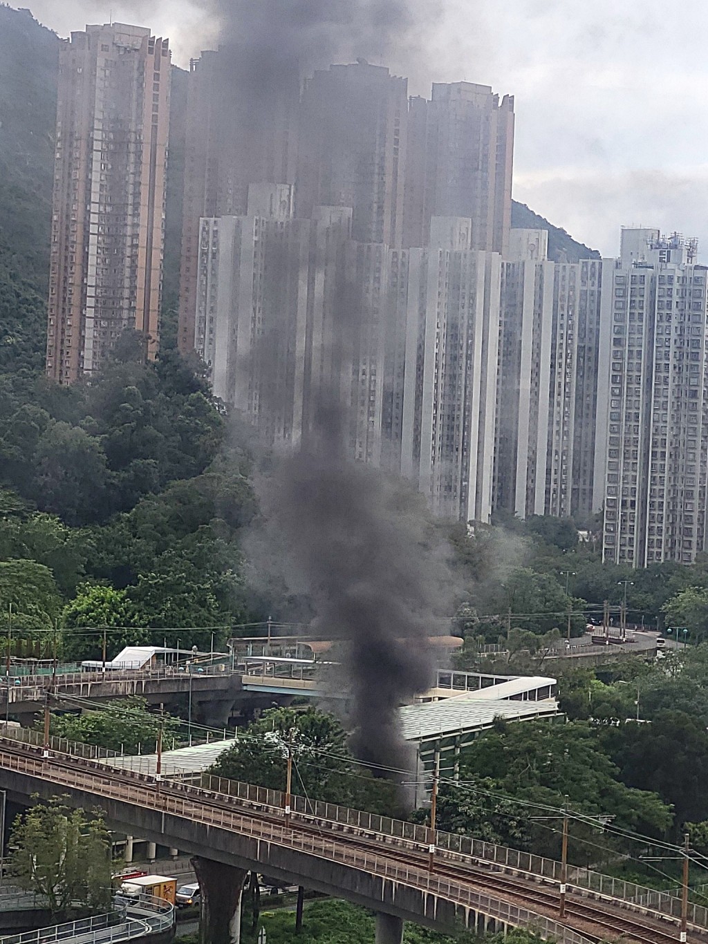 濃煙席捲半空。fb: 屯門公路塞車關注組 濃煙席捲半空。fb: 屯門公路塞車關注組
