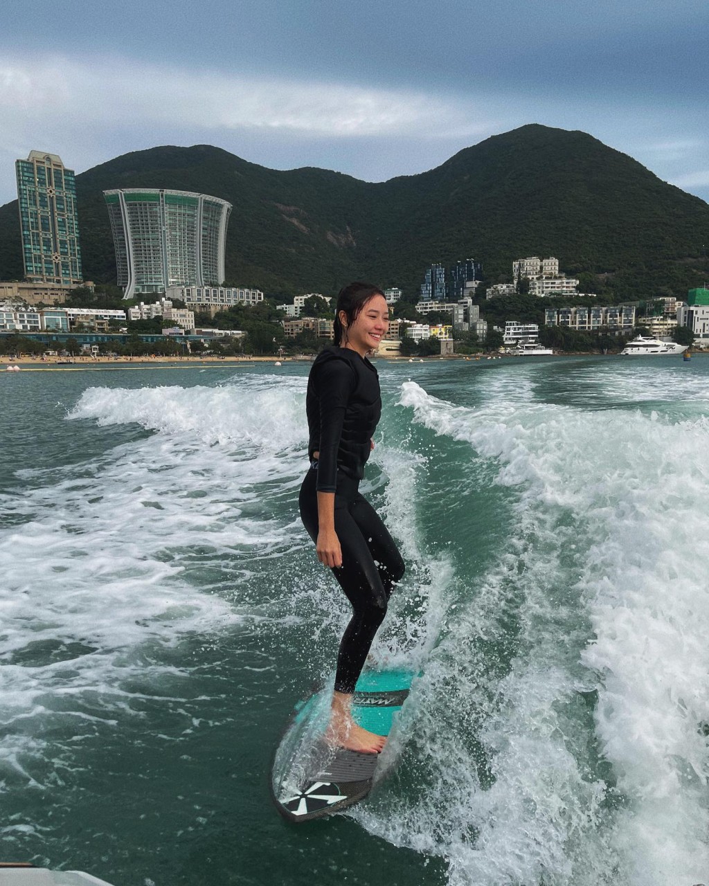 戴祖儀昨晚在IG晒出出海玩wakssurf的照片。