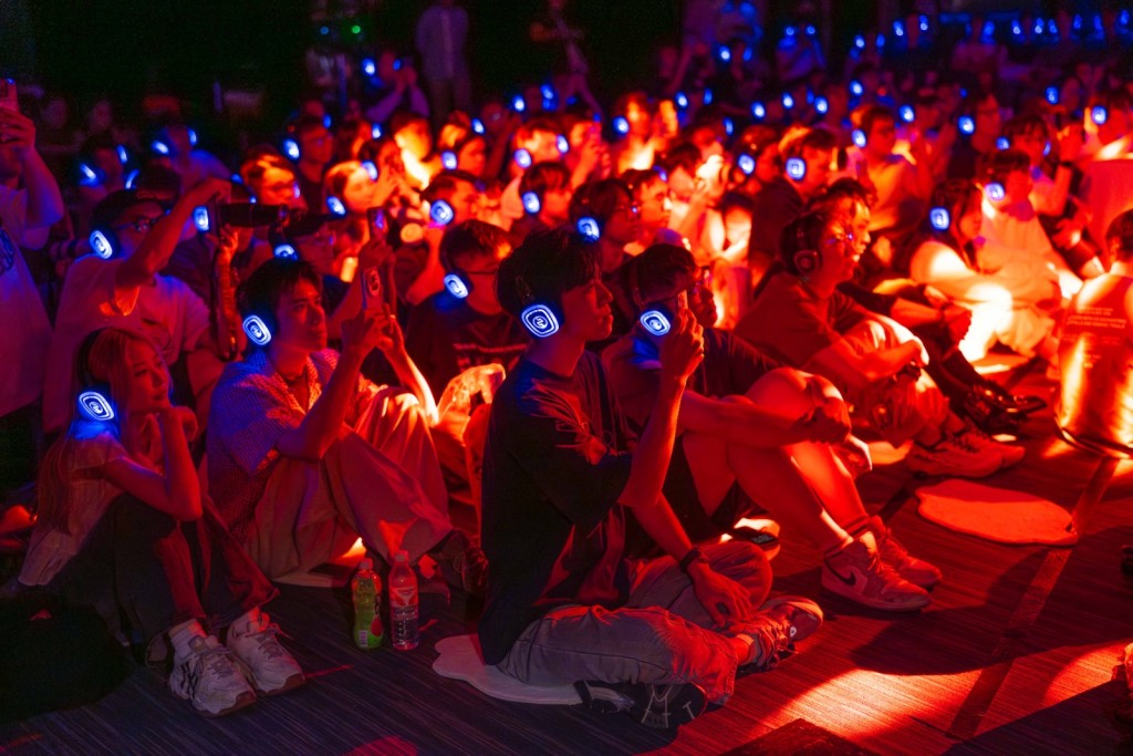 歌迷透過耳機，沉浸式享受Cloud現場演繹新碟內作品和她喜愛的歌曲。