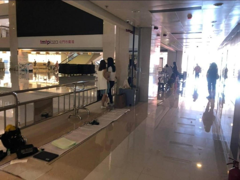今早已有粉絲到場排隊，十分誇張。