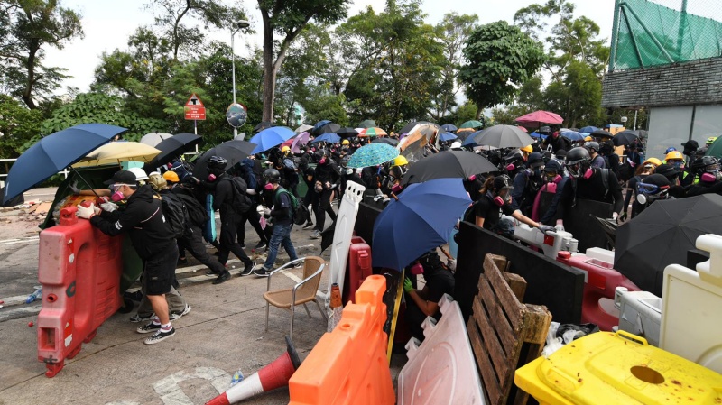 示威学生堵路。