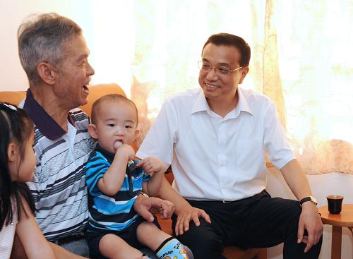 2011年8月，李克强访问香港时探望公屋居民。新华社