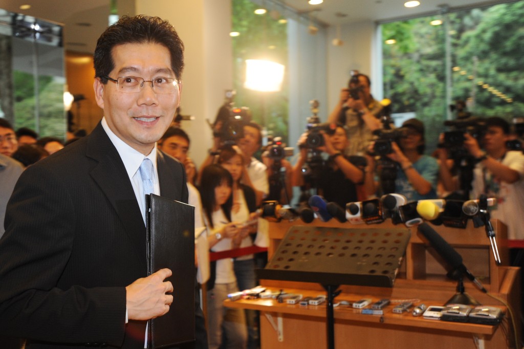 蘇錦樑於2008年獲委任為副局長,正式上任前,在政府總部召開記者會宣布已放棄加國國籍。資料圖片 蘇錦樑於2008年獲委任為副局長,正式上任前,在政府總部召開記者會宣布已放棄加國國籍。資料圖片