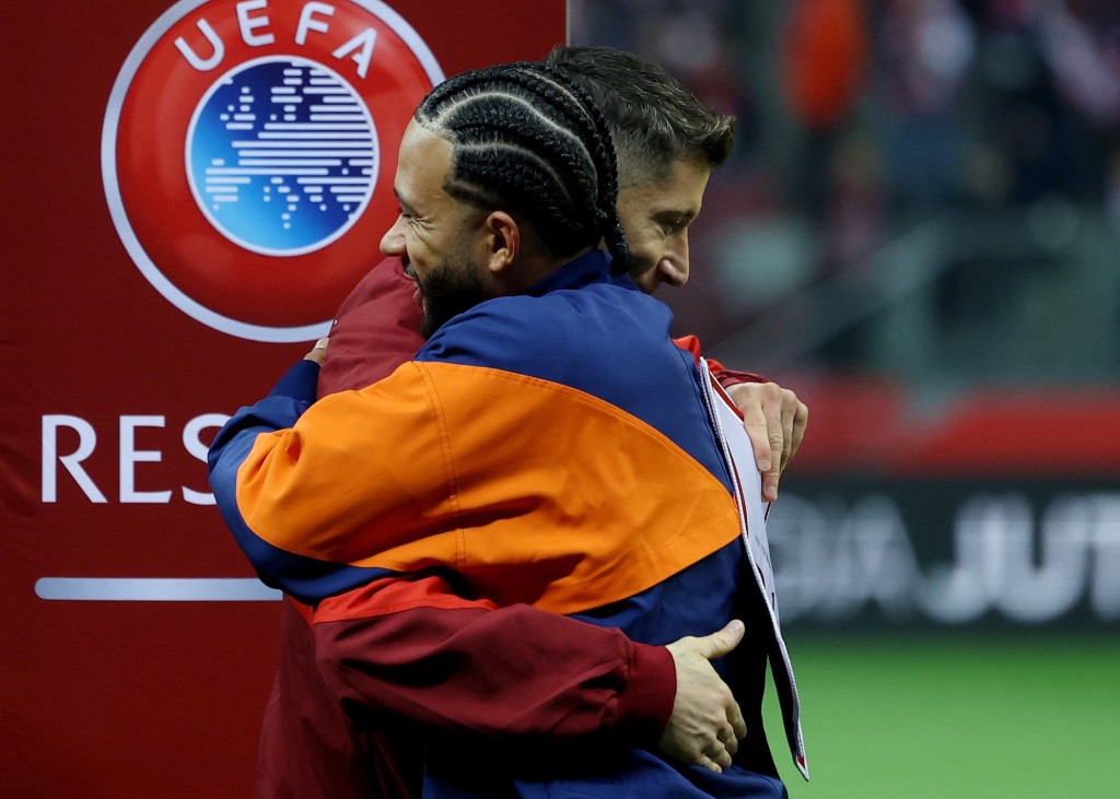 利云度夫斯基为波兰献助攻，迪比为荷兰扳平。路透社