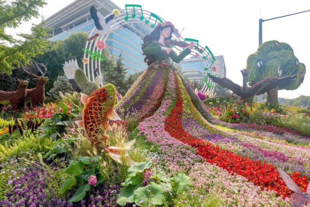 10组不同主题的立体花坛，分布北京长安街沿路，成为国庆打卡热点。央视