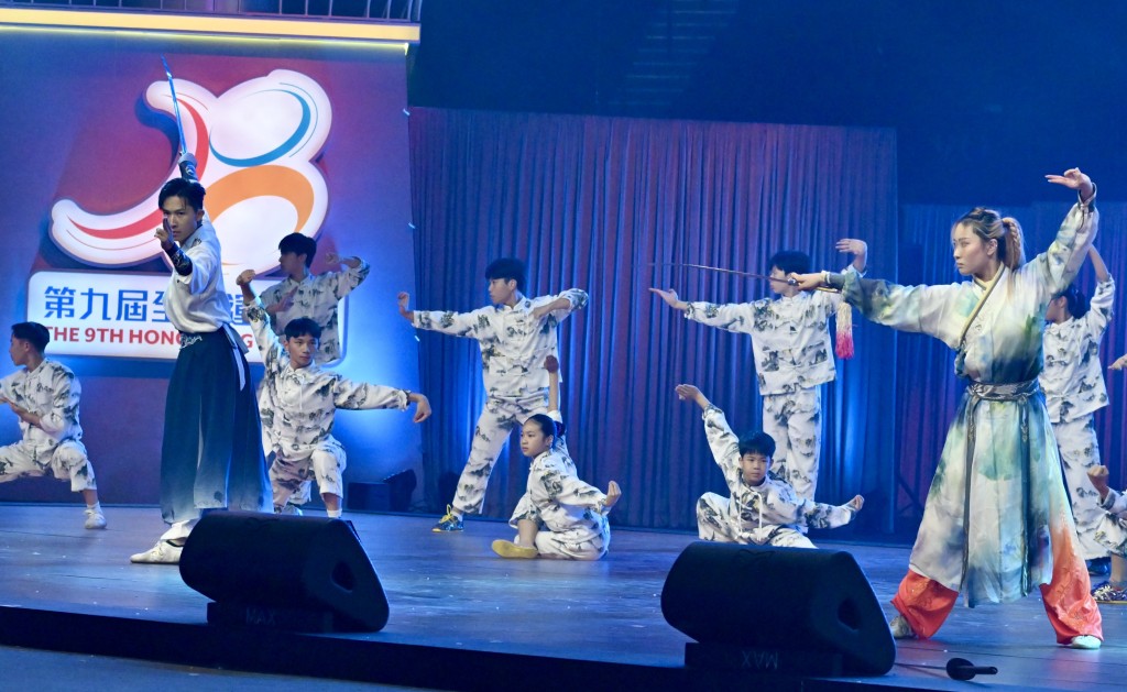 香港奖牌运动员许得恩（左二）及沈晓榆（右一）为观众带来多项武术表演。