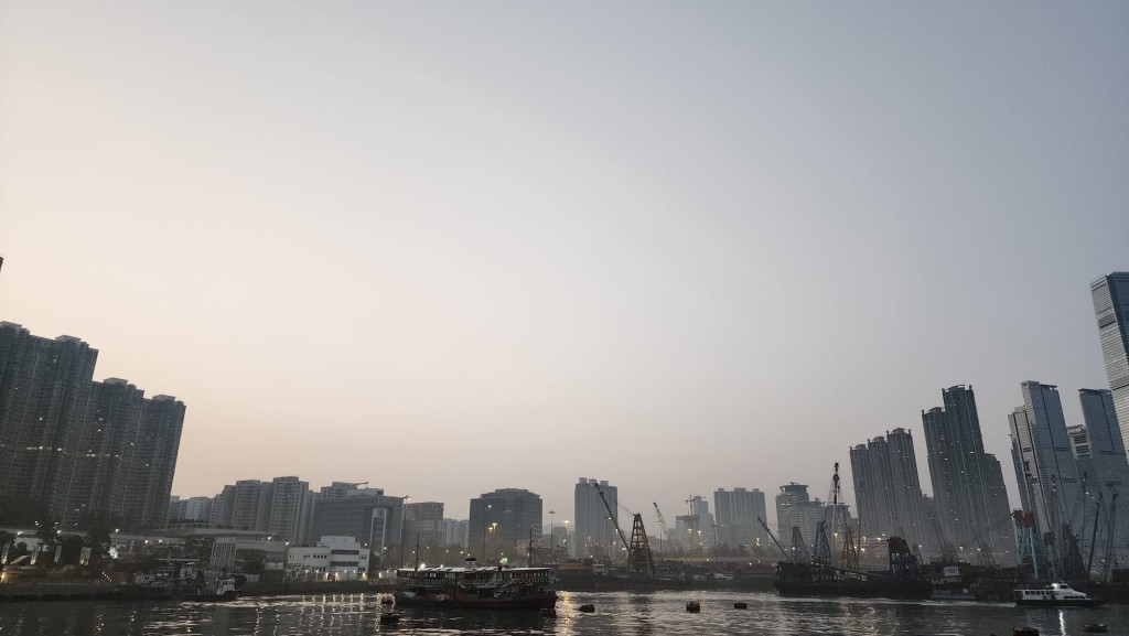 本港地區今日大致多雲，早上天氣稍涼。黎志偉攝