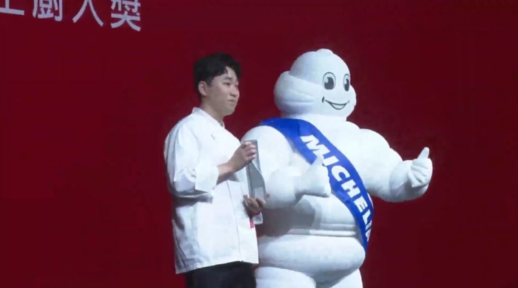 《香港澳门米芝莲指南》年轻主厨大奖的得主已经诞生，由SOL餐厅的韩国籍主厨金官柱（Gwanju Kim）荣获此项殊荣。