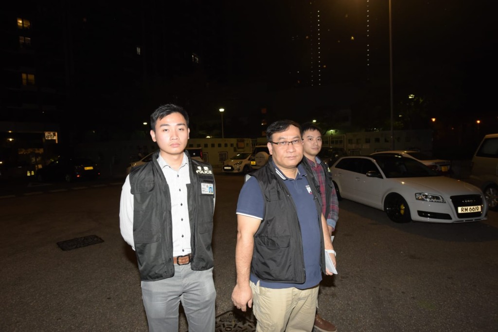 沙田警區助理指揮官（刑事）陳昕警司（前）講述案情。