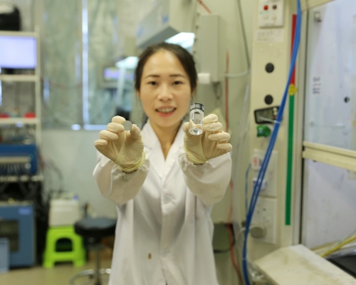 研究團隊利用一種護膚霜常用成分研發一款水系鋰離子電池電解液。