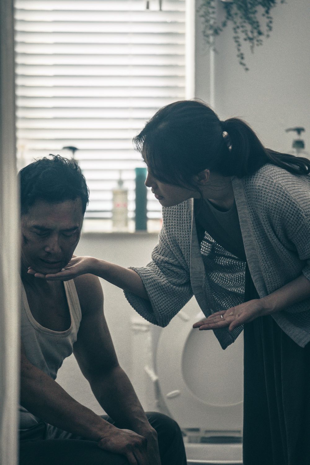 子丹對秦嵐照顧有加。