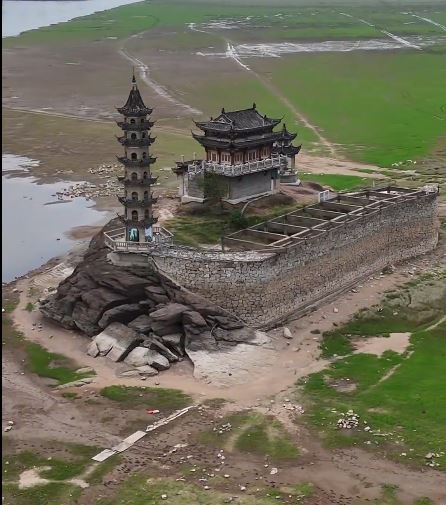 中国最大淡水湖江西鄱阳湖，早前水位下降，令千年古迹「落星墩」露出全貌。