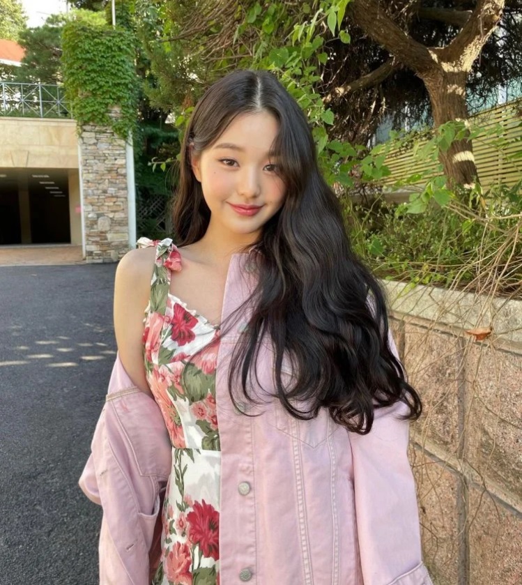 韓國當紅女團IVE人氣成員張員瑛又惹出疑似機場耍大牌風波。