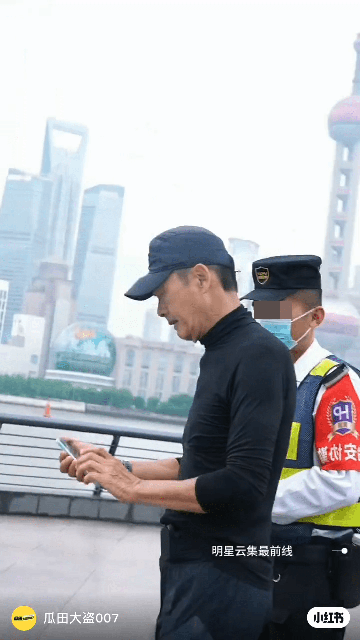 近日有影片流出,見到周潤發於上海練跑,於外灘遇上粉絲要求合照。 近日有影片流出,見到周潤發於上海練跑,於外灘遇上粉絲要求合照。
